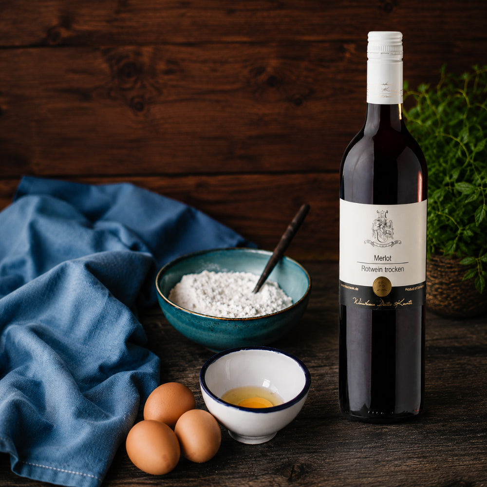 Rotweinkuchen backen mit Merlot Rotwein, Mehl und Eiern