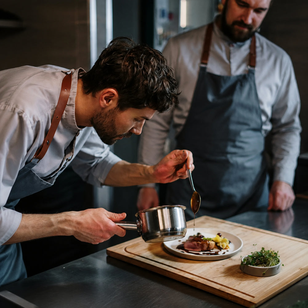 Soße mit Wein verfeinern und beim Kochen abschmecken