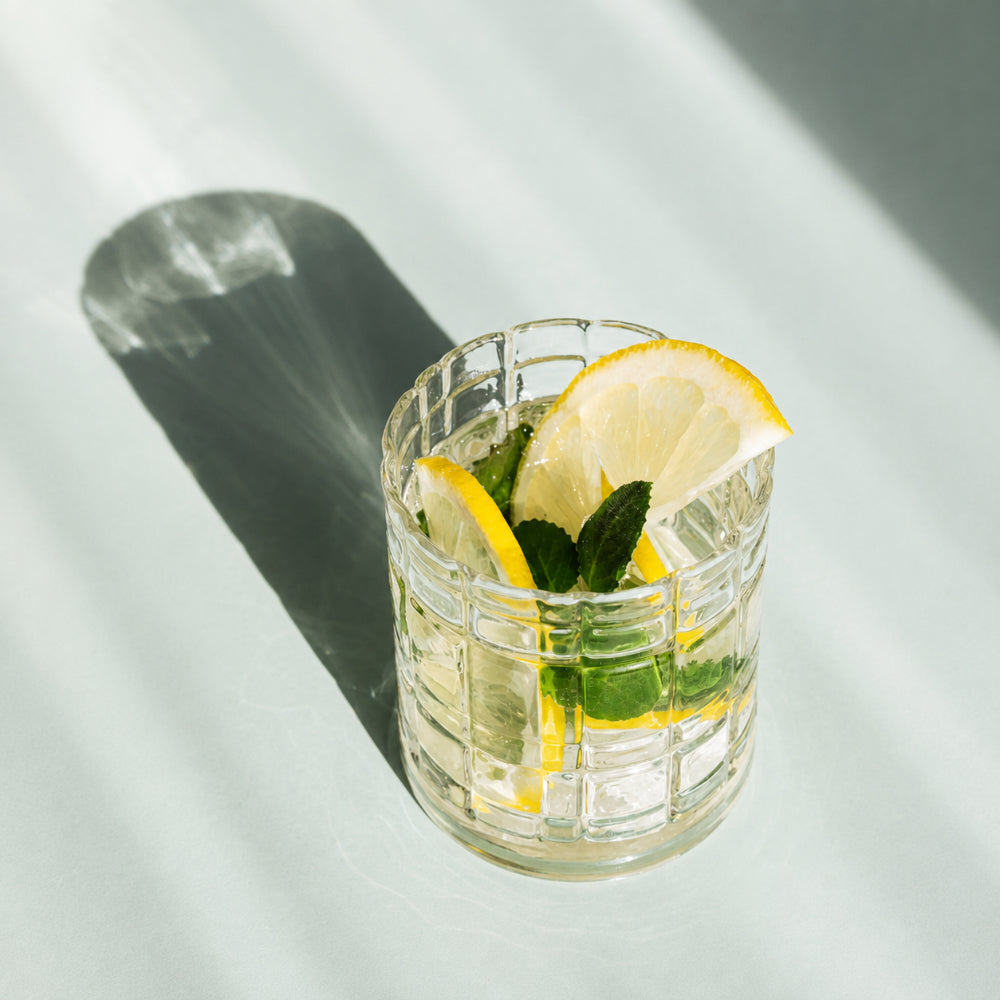 Weincocktail mit Weißwein, Zitrone und Minze